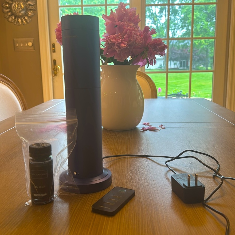 Blue Modern Aroma360 Mini pro Scent with 24k Magic Pro POD - only used 2x's.